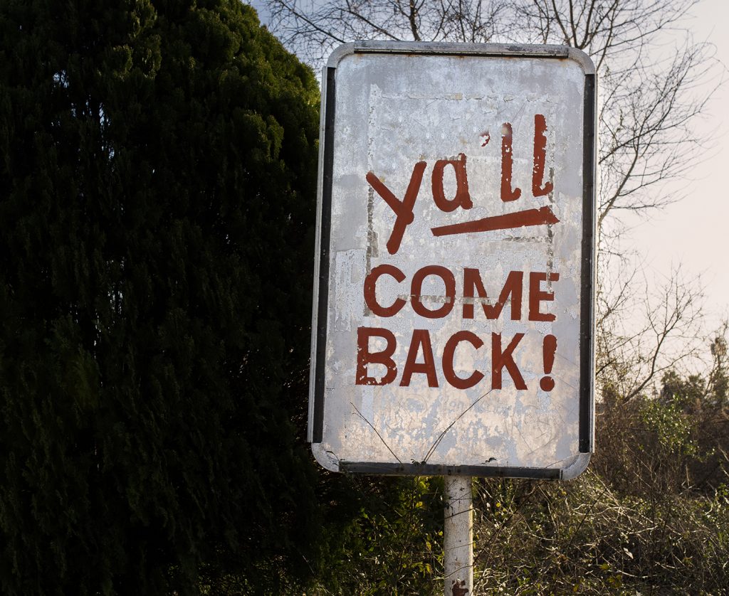 "ya'll COME BACK!" sign in Ashburn, Georgia - photo taken on February 18, 2021.